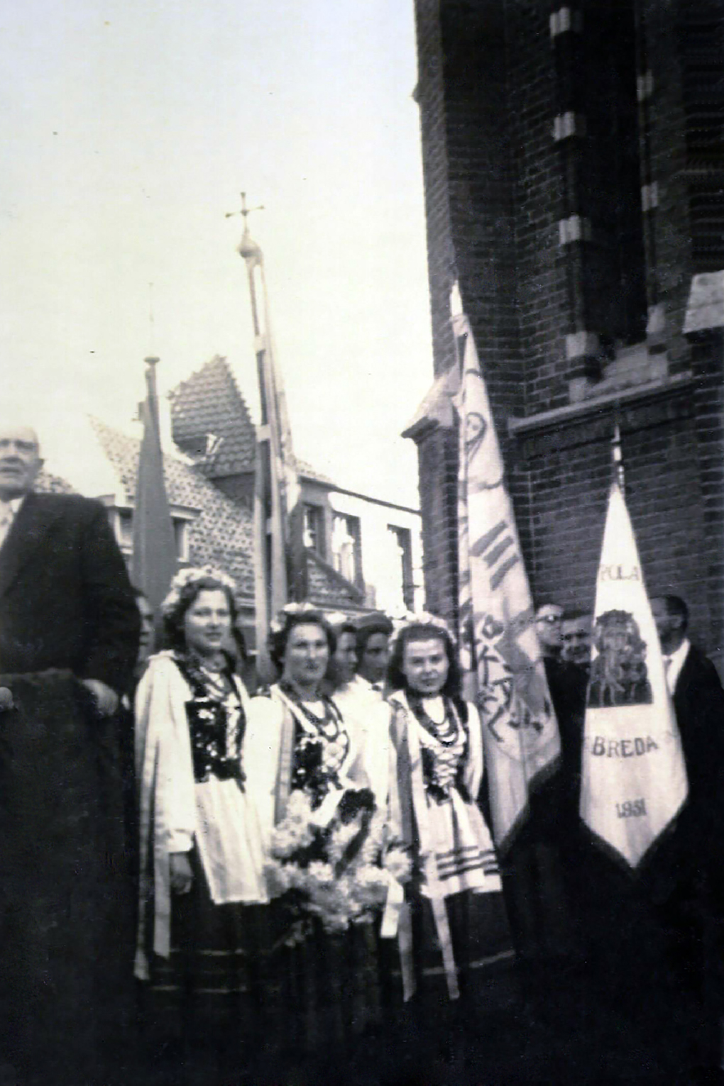 Pastoor Doens die de Bavelse bevolking toespreekt na de bevrijding.